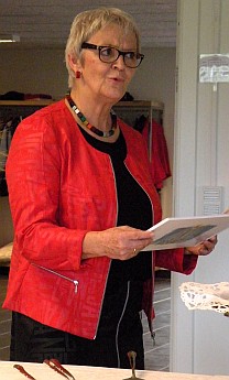 Ulla Toft l�ser op fra Lillemands Juleforberedelser