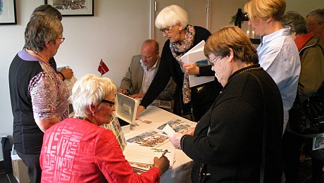 Salg og signering af bogen er i gang
